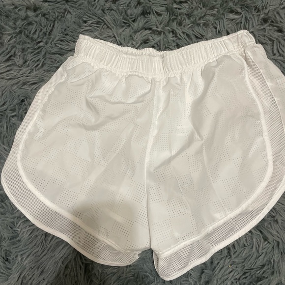 White Nike shorts - Picture 4 of 4